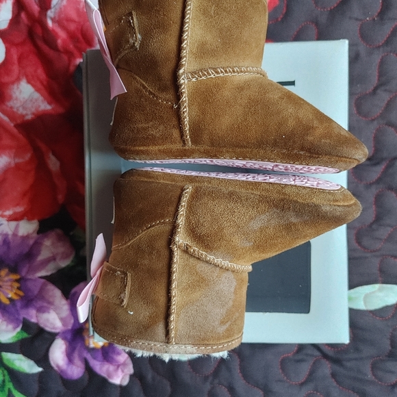 Ugg Jessie Bow - Picture 2 of 3